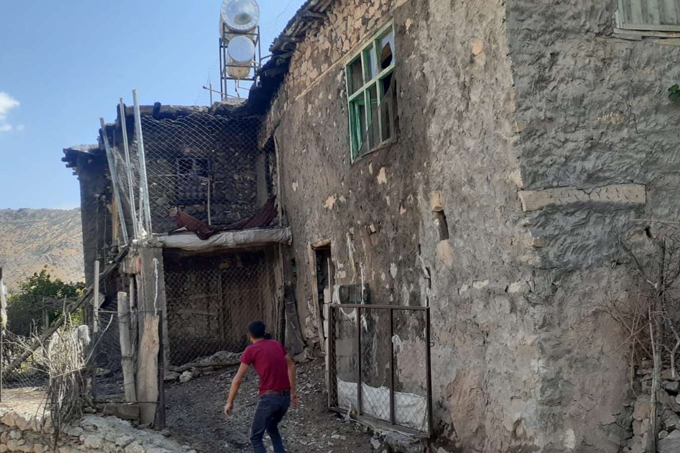 Çıkan yangında kerpiç ev küle döndü Çıkan yangında kerpiç ev küle döndü